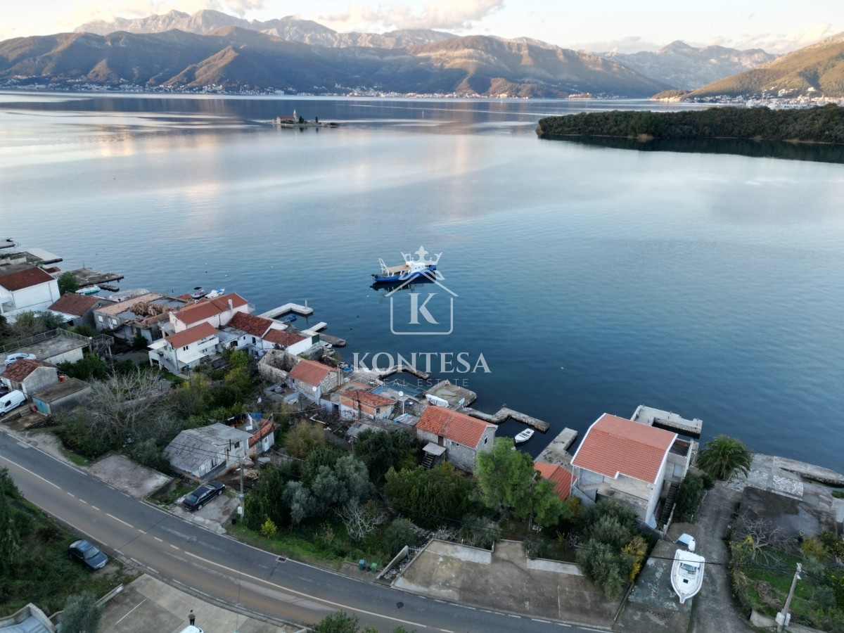 Ekskluzivno zemljište sa projektom za dvije luksuzne vile na pjeni od mora – Krtoli, Tivat